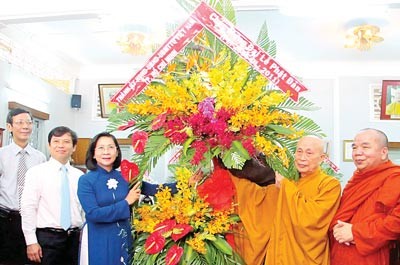 Nguyen Thi Thu Ha (3rd, L), Vice Secretary of Ho Chi Minh City Party Committee offering flowers to the Executive Board of the HCM City Buddhist Sangha on May 13.(Photo:SGGP)